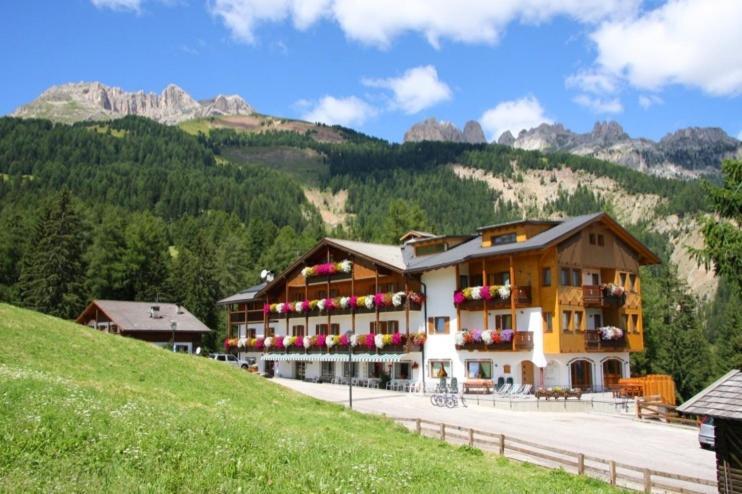 Hotel Gran Mugon Vigo di Fassa Esterno foto