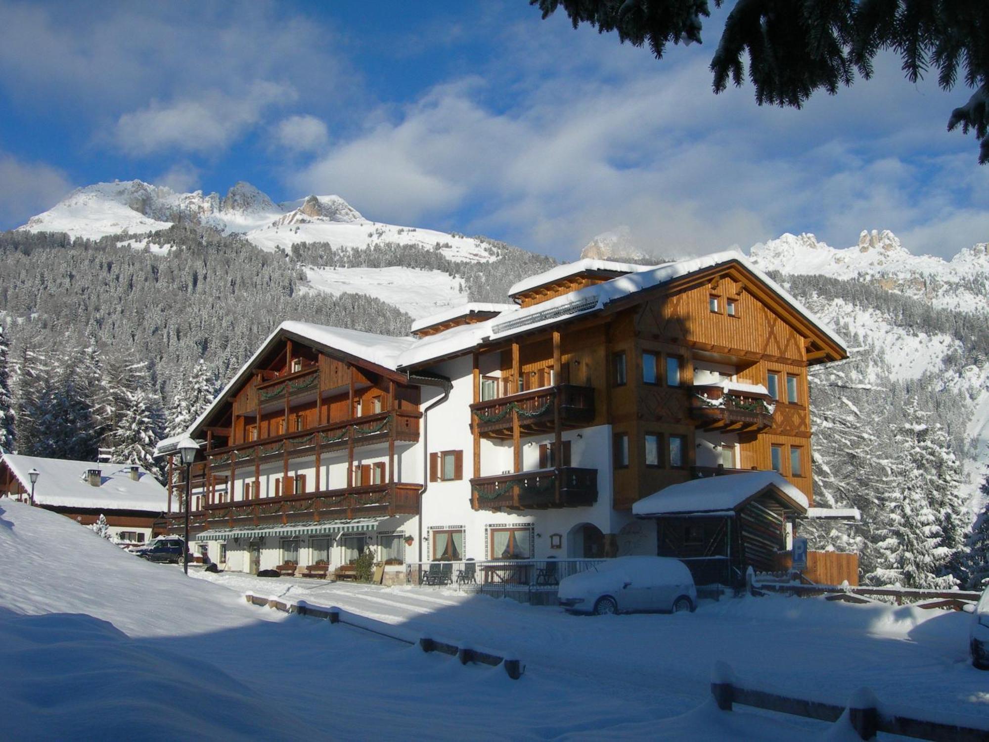 Hotel Gran Mugon Vigo di Fassa Esterno foto